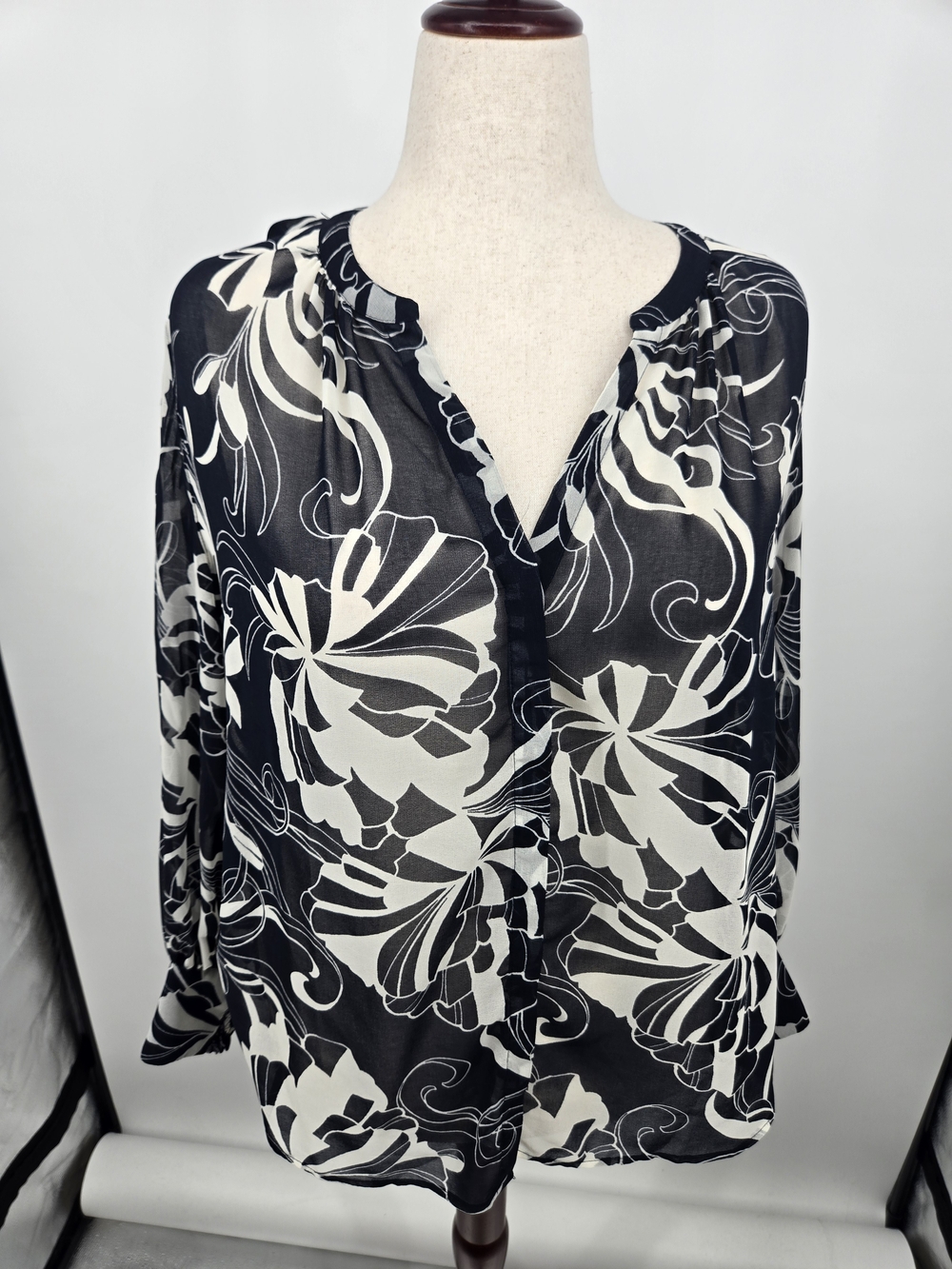 Chico's Black & White Abstract Semi Sheer Floral Blouse Size 3.5 (18) 8048